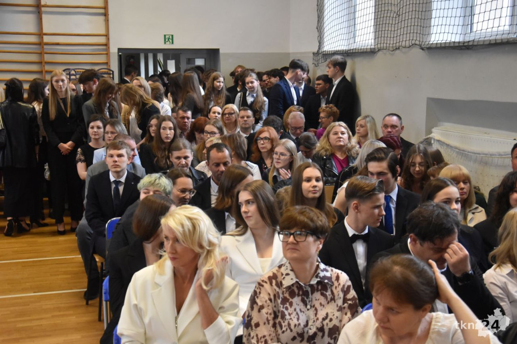 Szkoły ponadpodstawowe uroczyście pożegnały absolwentów i maturzystów [wideo, zdjęcia]