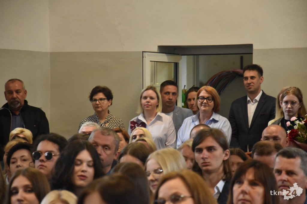 Szkoły ponadpodstawowe uroczyście pożegnały absolwentów i maturzystów [wideo, zdjęcia]