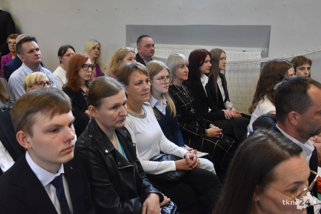 Szkoły ponadpodstawowe uroczyście pożegnały absolwentów i maturzystów [wideo, zdjęcia]