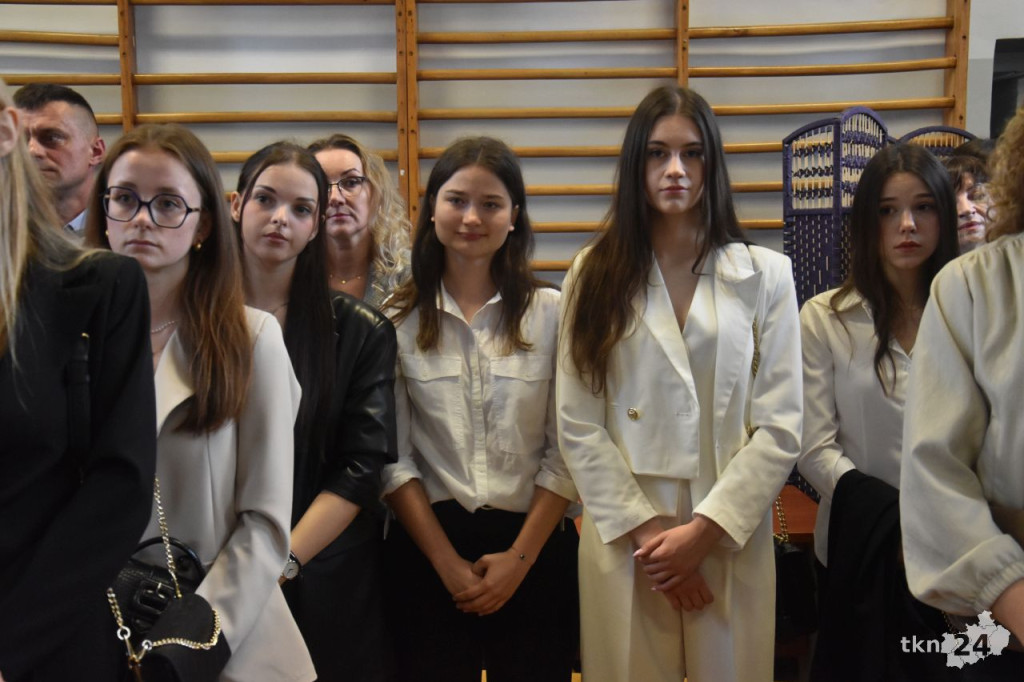 Szkoły ponadpodstawowe uroczyście pożegnały absolwentów i maturzystów [wideo, zdjęcia]