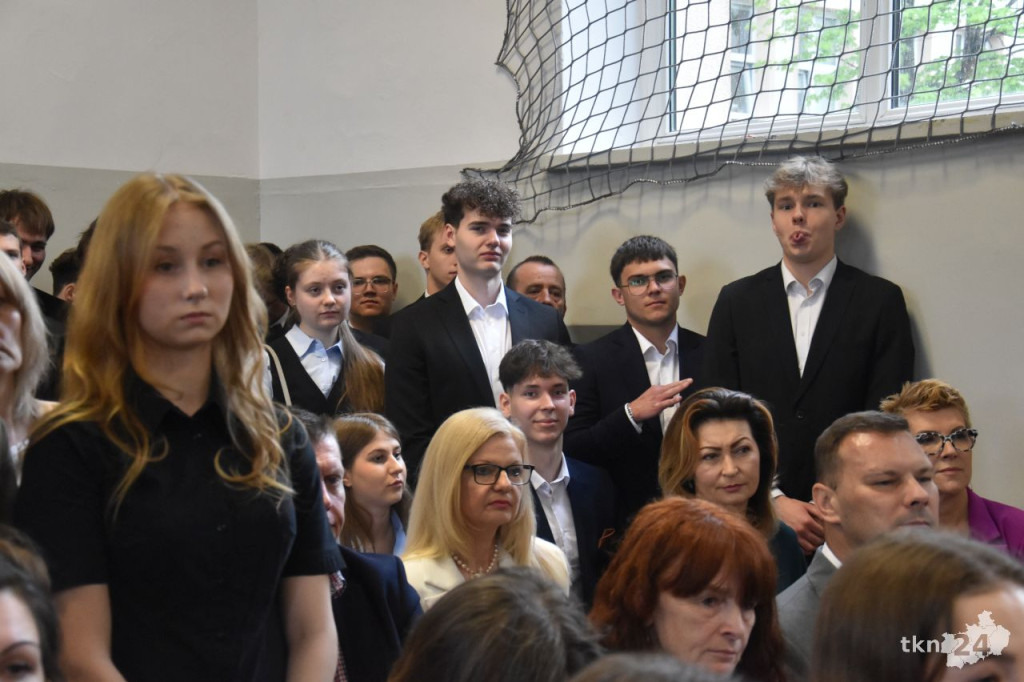 Szkoły ponadpodstawowe uroczyście pożegnały absolwentów i maturzystów [wideo, zdjęcia]