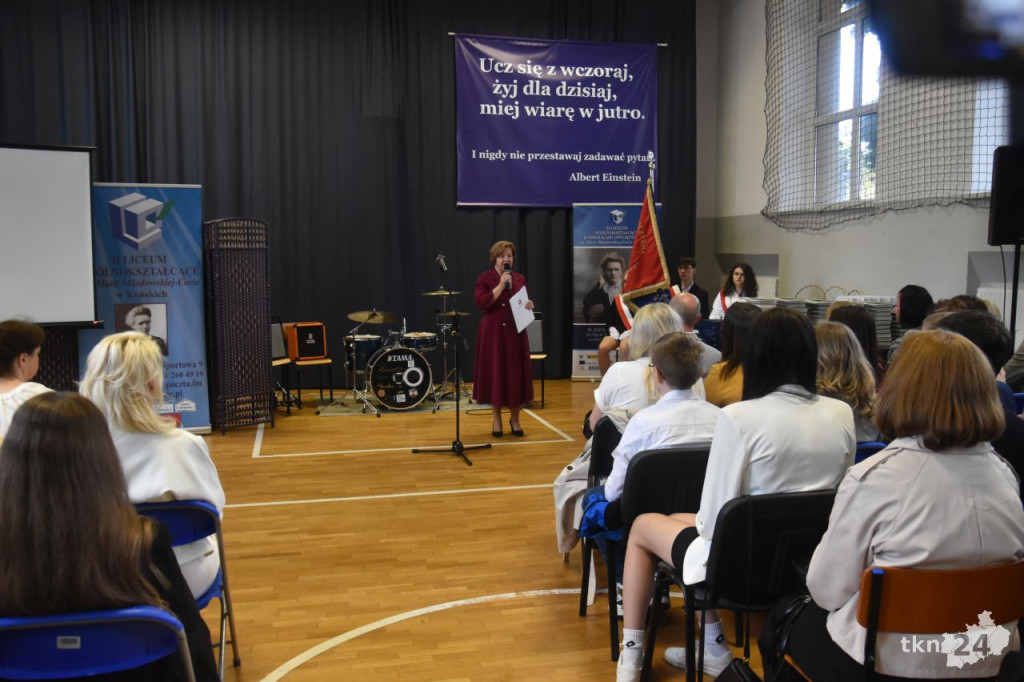 Szkoły ponadpodstawowe uroczyście pożegnały absolwentów i maturzystów [wideo, zdjęcia]