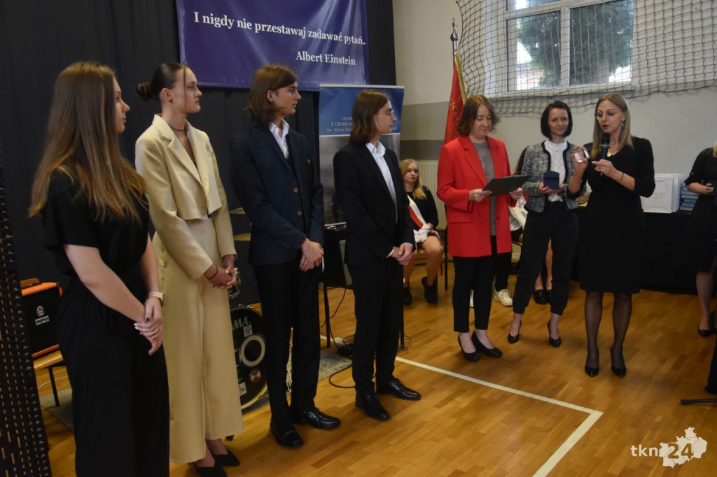 Szkoły ponadpodstawowe uroczyście pożegnały absolwentów i maturzystów [wideo, zdjęcia]