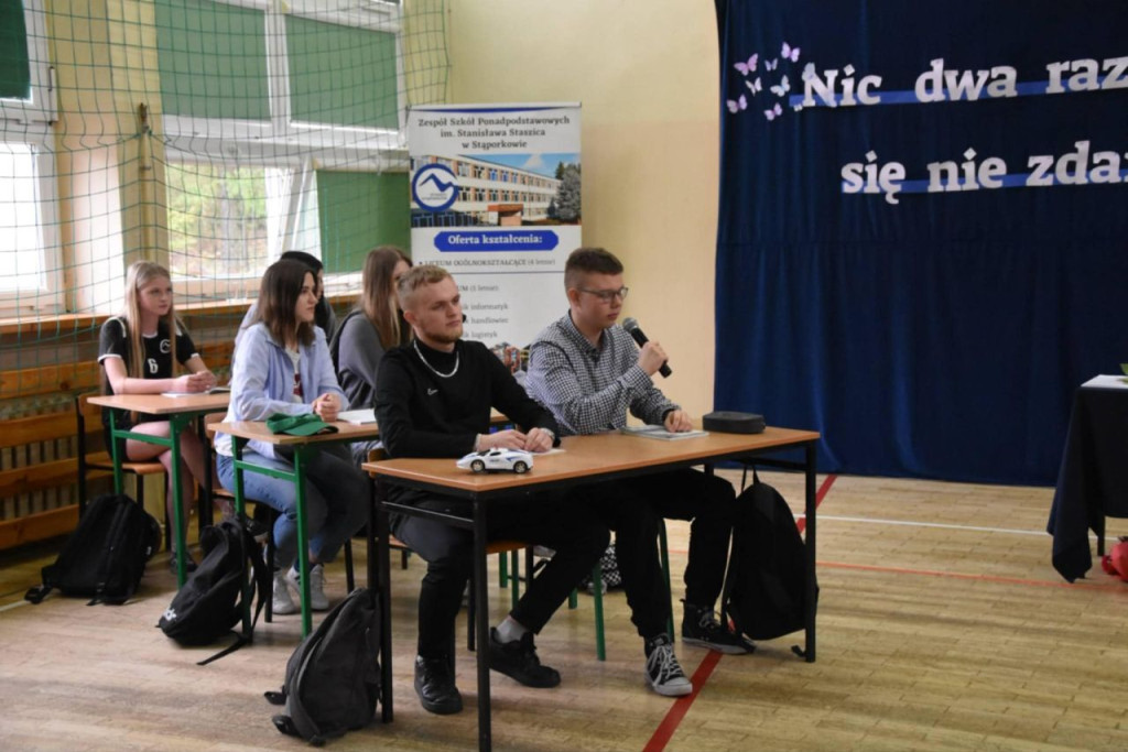 Szkoły ponadpodstawowe uroczyście pożegnały absolwentów i maturzystów [wideo, zdjęcia]