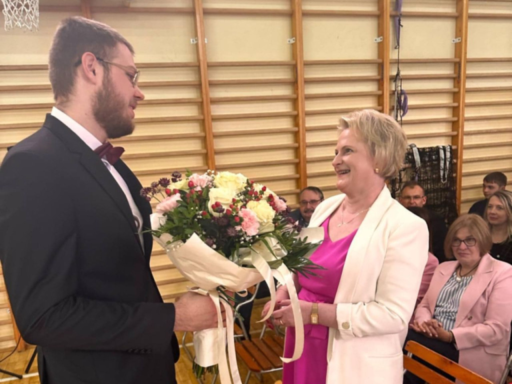 Szkoły ponadpodstawowe uroczyście pożegnały absolwentów i maturzystów [wideo, zdjęcia]