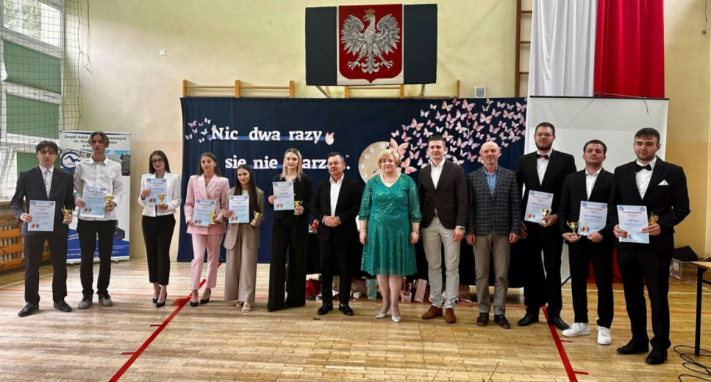 Szkoły ponadpodstawowe uroczyście pożegnały absolwentów i maturzystów [wideo, zdjęcia]