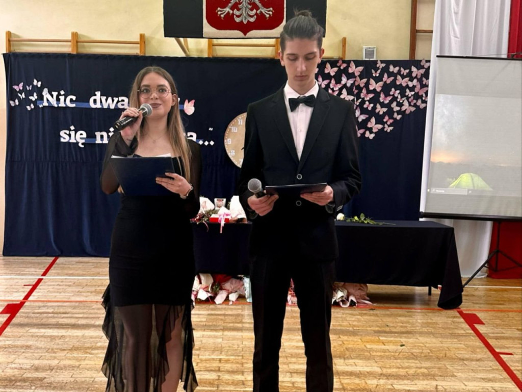 Szkoły ponadpodstawowe uroczyście pożegnały absolwentów i maturzystów [wideo, zdjęcia]