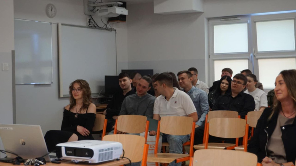 Szkoły ponadpodstawowe uroczyście pożegnały absolwentów i maturzystów [wideo, zdjęcia]