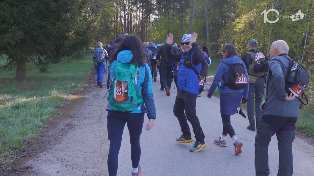 Trwa V Piekielny Maraton Pieszy. Uczestnicy ruszyli z Kawęczyna [wideo, zdjęcia]