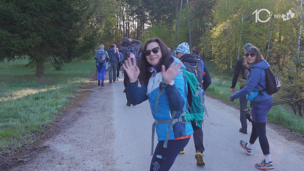 Trwa V Piekielny Maraton Pieszy. Uczestnicy ruszyli z Kawęczyna [wideo, zdjęcia]