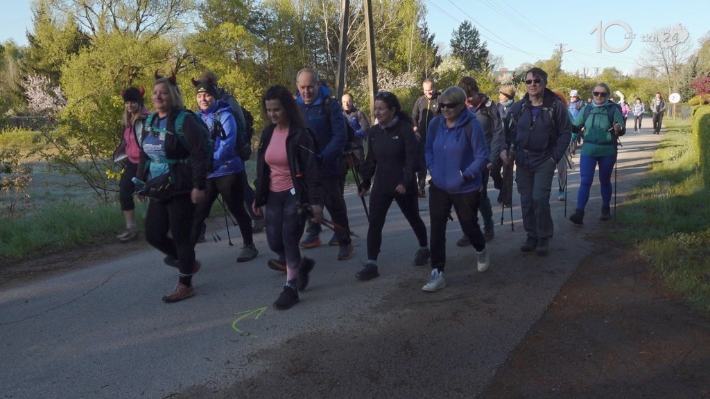 Trwa V Piekielny Maraton Pieszy. Uczestnicy ruszyli z Kawęczyna [wideo, zdjęcia]