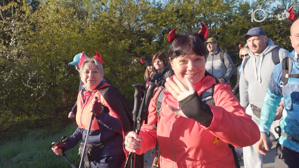Trwa V Piekielny Maraton Pieszy. Uczestnicy ruszyli z Kawęczyna [wideo, zdjęcia]