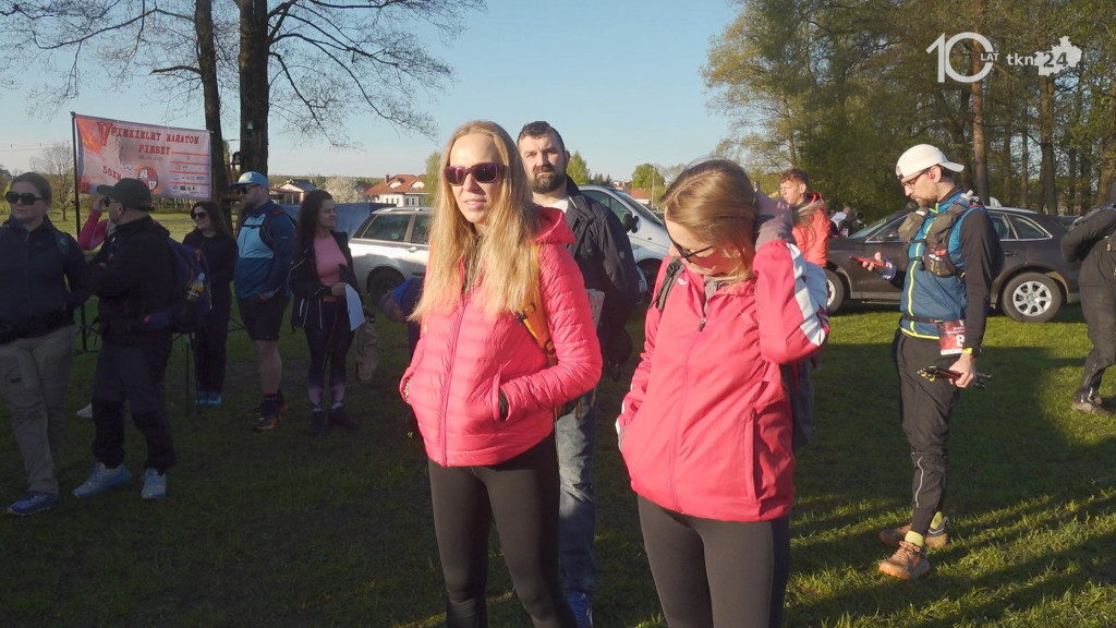 Trwa V Piekielny Maraton Pieszy. Uczestnicy ruszyli z Kawęczyna [wideo, zdjęcia]
