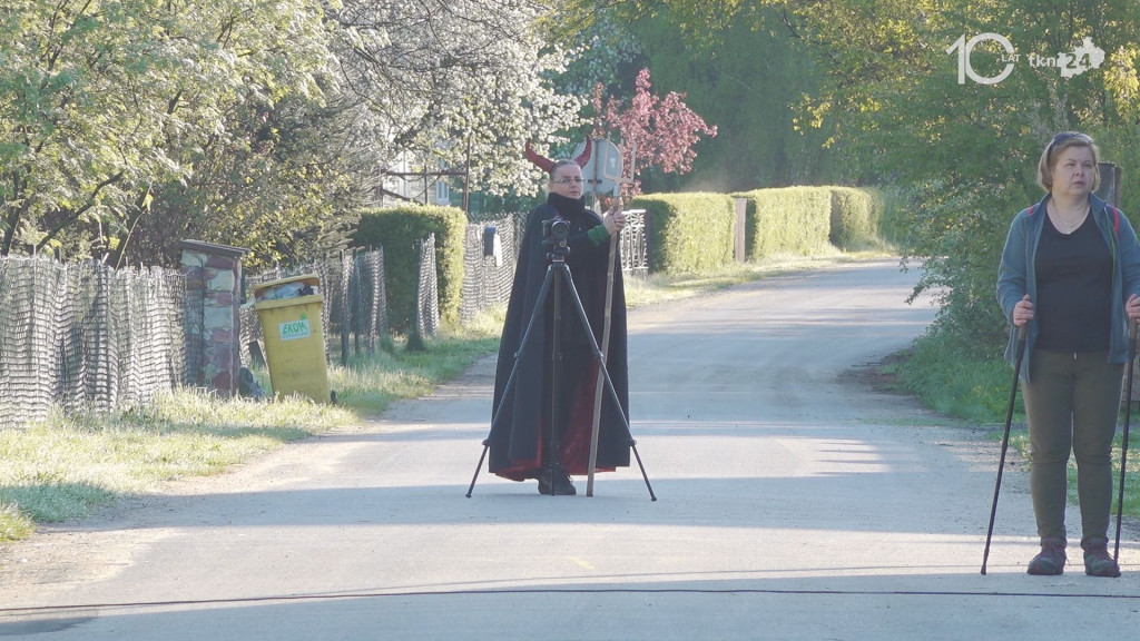 Trwa V Piekielny Maraton Pieszy. Uczestnicy ruszyli z Kawęczyna [wideo, zdjęcia]