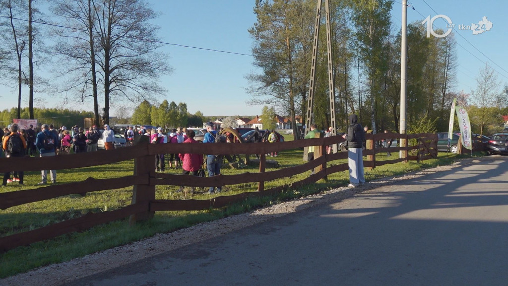 Trwa V Piekielny Maraton Pieszy. Uczestnicy ruszyli z Kawęczyna [wideo, zdjęcia]