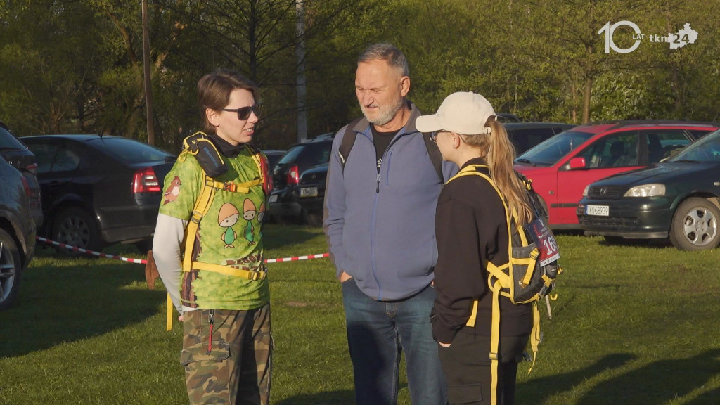 Trwa V Piekielny Maraton Pieszy. Uczestnicy ruszyli z Kawęczyna [wideo, zdjęcia]