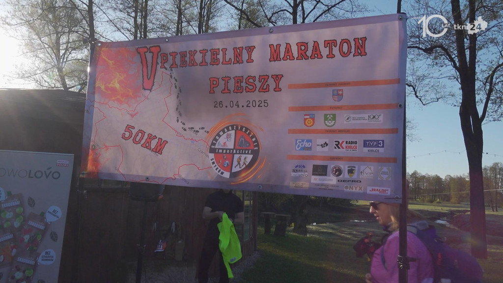 Trwa V Piekielny Maraton Pieszy. Uczestnicy ruszyli z Kawęczyna [wideo, zdjęcia]