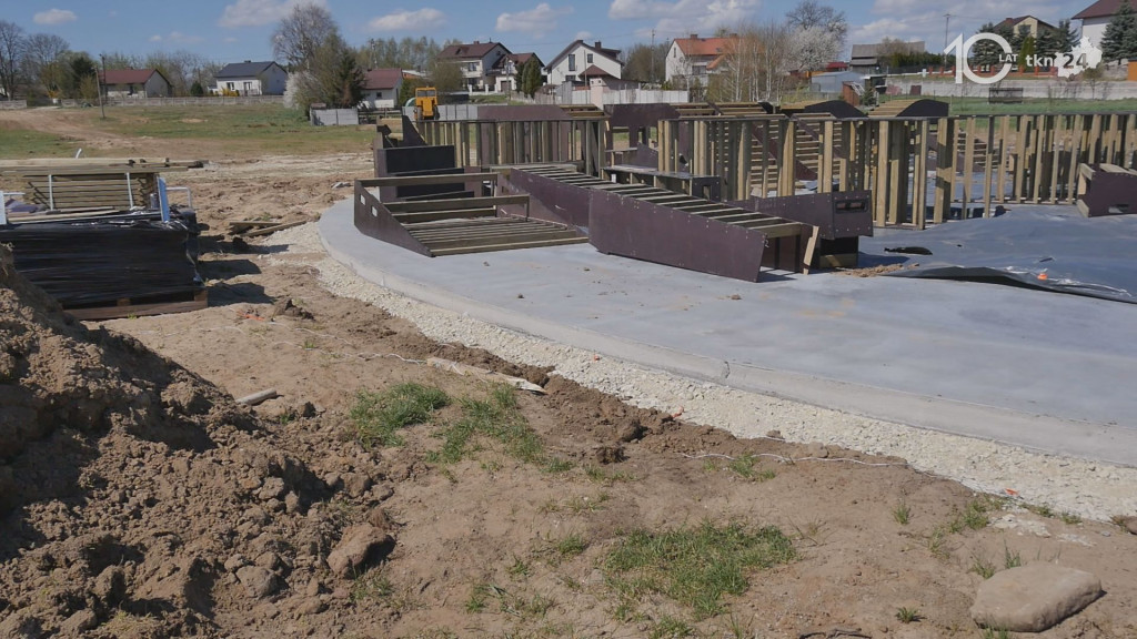 Trwa budowa skateparku w Radoszycach. To będzie nowa atrakcja przy Zalewie Antoniów [wideo, zdjęcia]