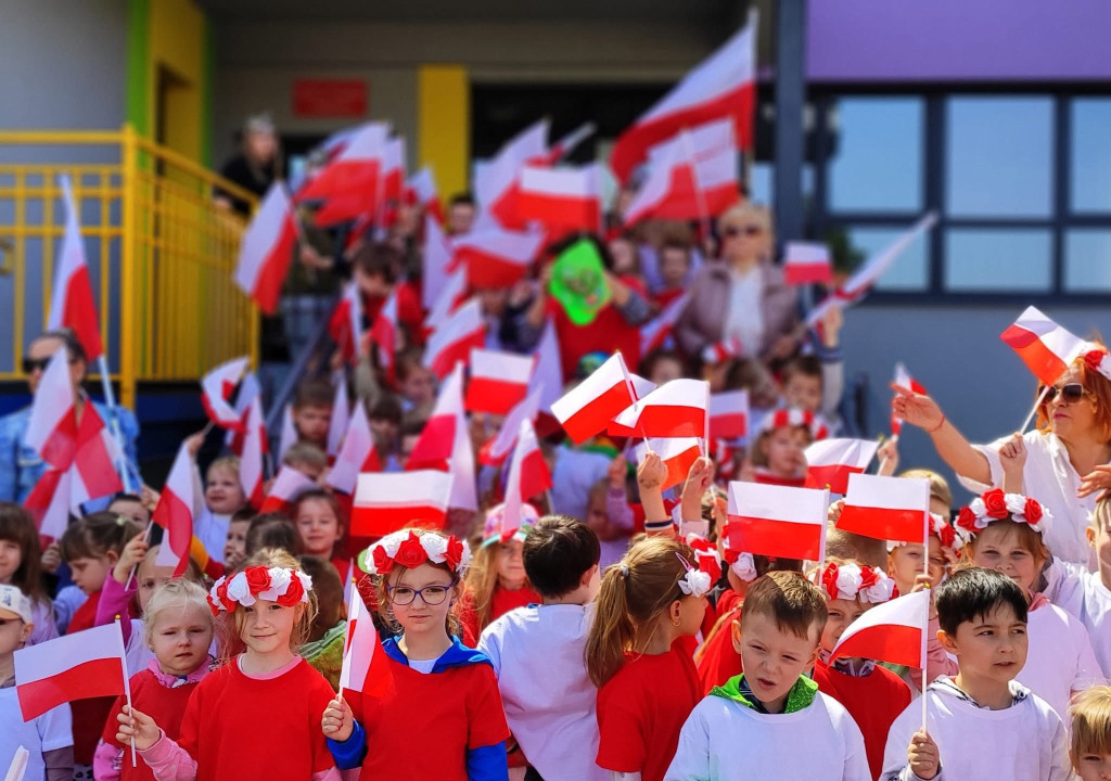 Stąporków w biało-czerwonych barwach w Dzień Flagi Rzeczypospolitej Polskiej [zdjęcia]