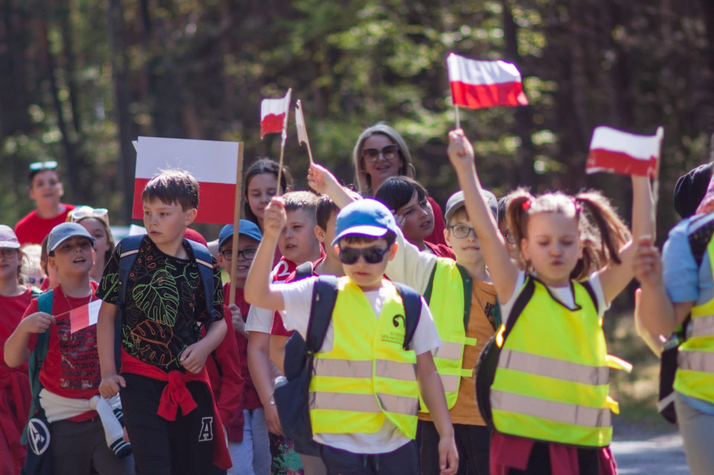 Stąporków w biało-czerwonych barwach w Dzień Flagi Rzeczypospolitej Polskiej [zdjęcia]