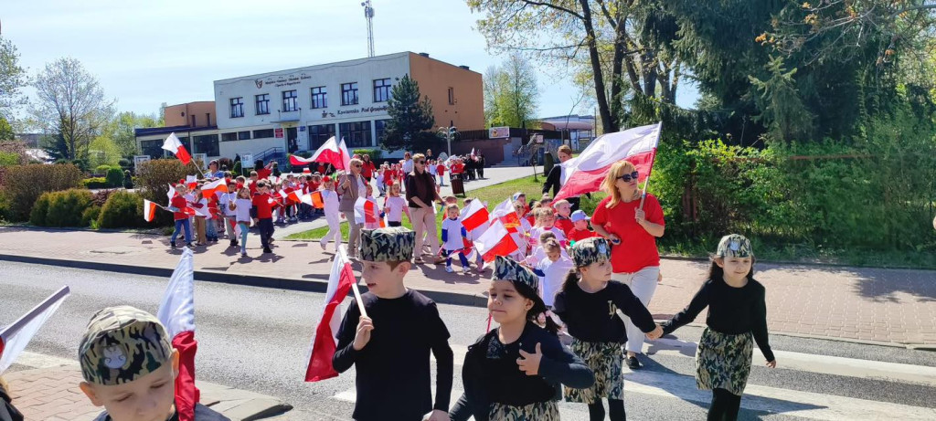 Stąporków w biało-czerwonych barwach w Dzień Flagi Rzeczypospolitej Polskiej [zdjęcia]