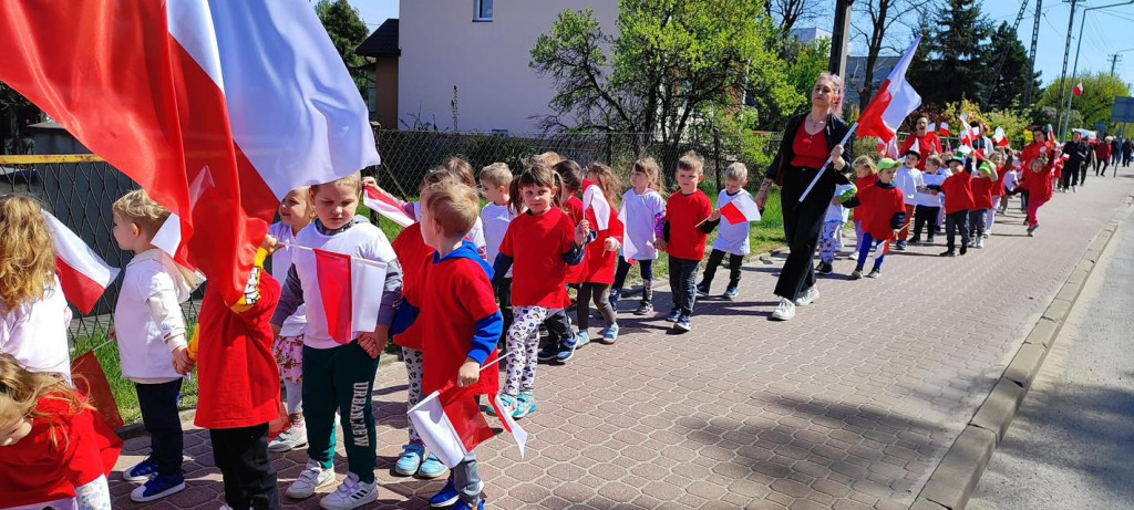 Stąporków w biało-czerwonych barwach w Dzień Flagi Rzeczypospolitej Polskiej [zdjęcia]