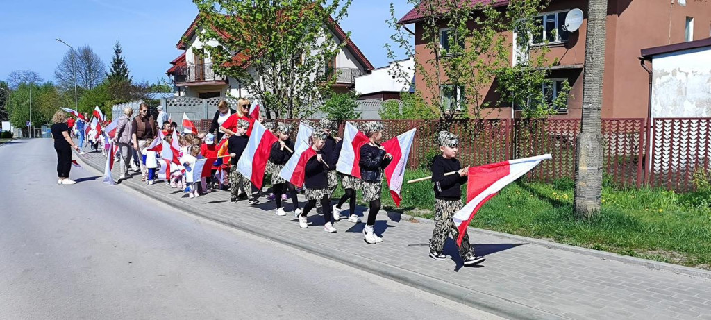 Stąporków w biało-czerwonych barwach w Dzień Flagi Rzeczypospolitej Polskiej [zdjęcia]