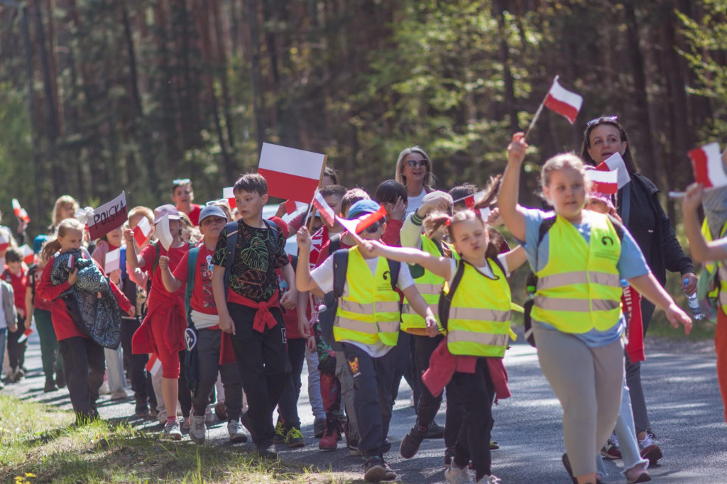 Stąporków w biało-czerwonych barwach w Dzień Flagi Rzeczypospolitej Polskiej [zdjęcia]