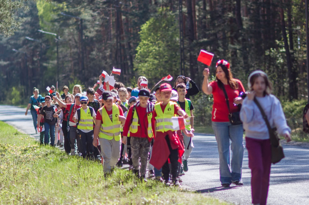 Stąporków w biało-czerwonych barwach w Dzień Flagi Rzeczypospolitej Polskiej [zdjęcia]