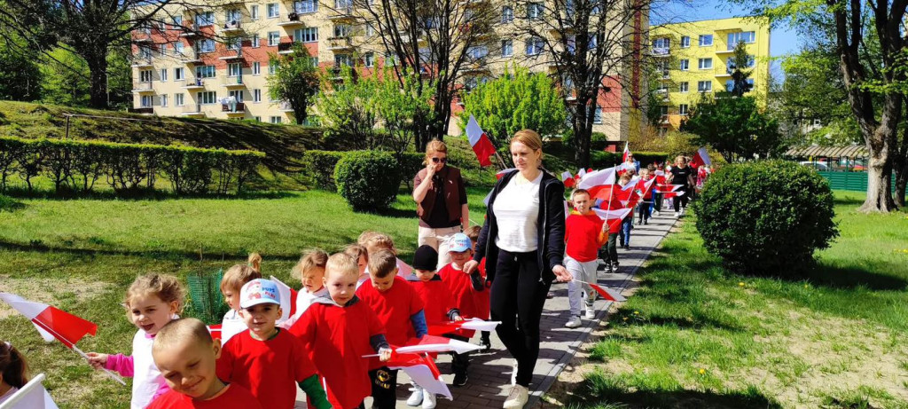 Stąporków w biało-czerwonych barwach w Dzień Flagi Rzeczypospolitej Polskiej [zdjęcia]