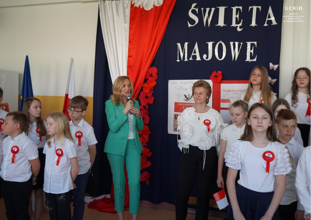 Uroczyste akademie z okazji Święta Konstytucji 3 Maja w Szkole Podstawowej w Gowarczowie [zdjęcia]