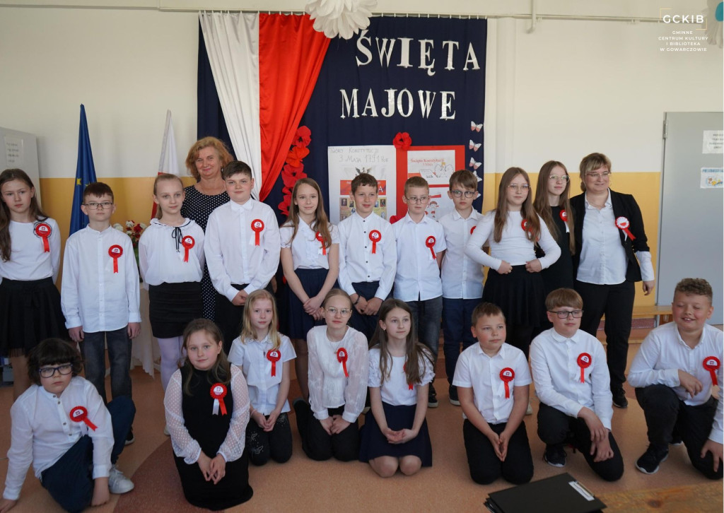 Uroczyste akademie z okazji Święta Konstytucji 3 Maja w Szkole Podstawowej w Gowarczowie [zdjęcia]