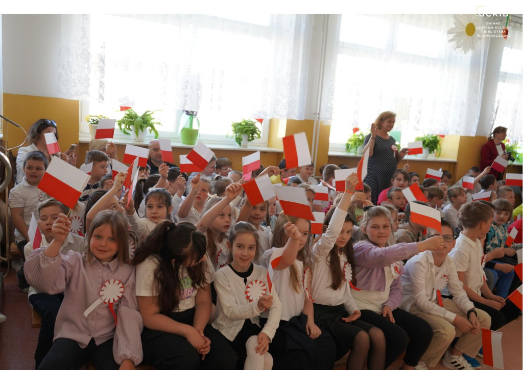 Uroczyste akademie z okazji Święta Konstytucji 3 Maja w Szkole Podstawowej w Gowarczowie [zdjęcia]