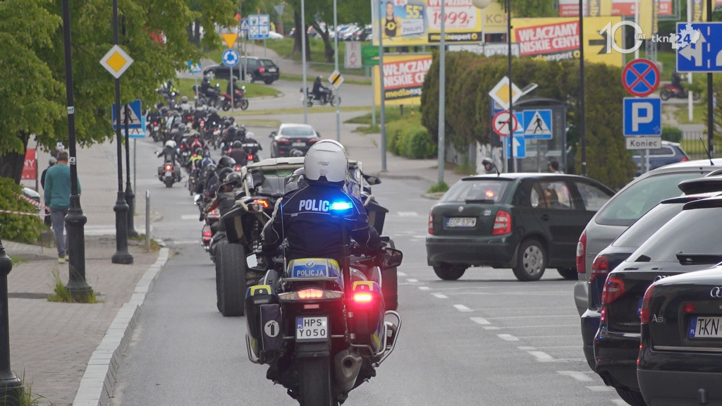 Ryk 250 silników i parada ulicami miasta. Czarna Flota zainaugurowała sezon motocyklowy w Końskich [wideo, zdjęcia]