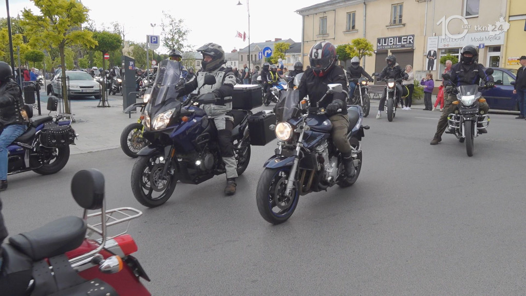 Ryk 250 silników i parada ulicami miasta. Czarna Flota zainaugurowała sezon motocyklowy w Końskich [wideo, zdjęcia]