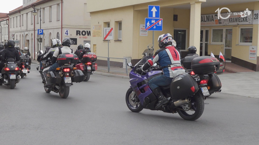 Ryk 250 silników i parada ulicami miasta. Czarna Flota zainaugurowała sezon motocyklowy w Końskich [wideo, zdjęcia]