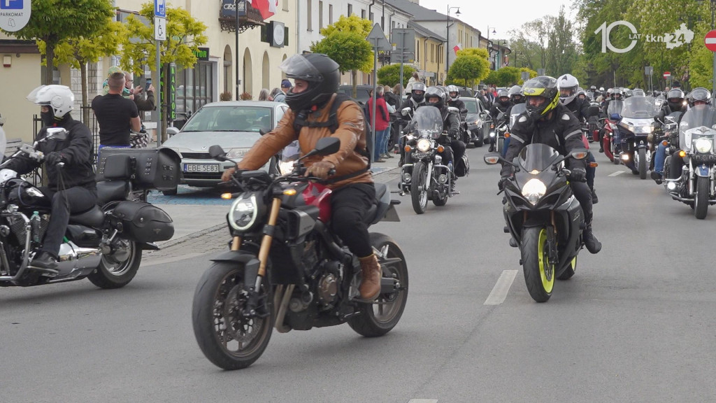 Ryk 250 silników i parada ulicami miasta. Czarna Flota zainaugurowała sezon motocyklowy w Końskich [wideo, zdjęcia]