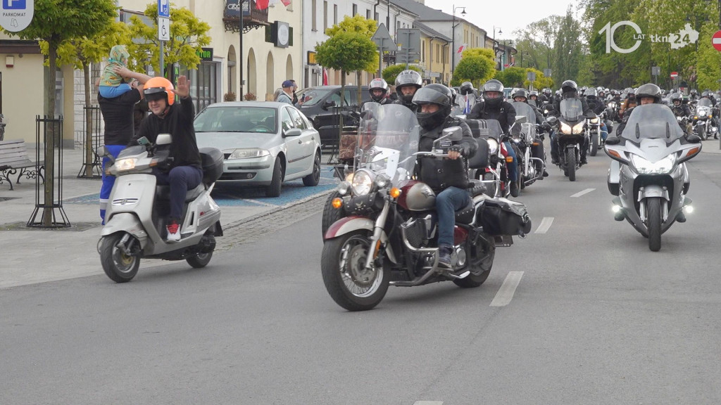 Ryk 250 silników i parada ulicami miasta. Czarna Flota zainaugurowała sezon motocyklowy w Końskich [wideo, zdjęcia]