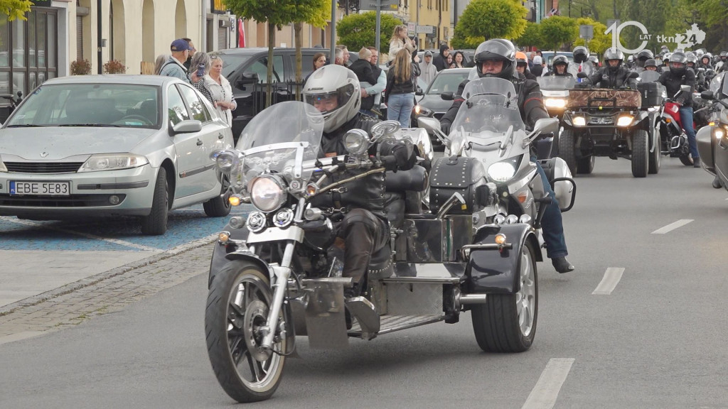 Ryk 250 silników i parada ulicami miasta. Czarna Flota zainaugurowała sezon motocyklowy w Końskich [wideo, zdjęcia]
