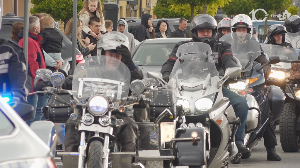 Ryk 250 silników i parada ulicami miasta. Czarna Flota zainaugurowała sezon motocyklowy w Końskich [wideo, zdjęcia]