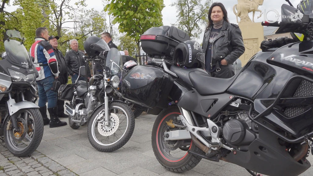 Ryk 250 silników i parada ulicami miasta. Czarna Flota zainaugurowała sezon motocyklowy w Końskich [wideo, zdjęcia]