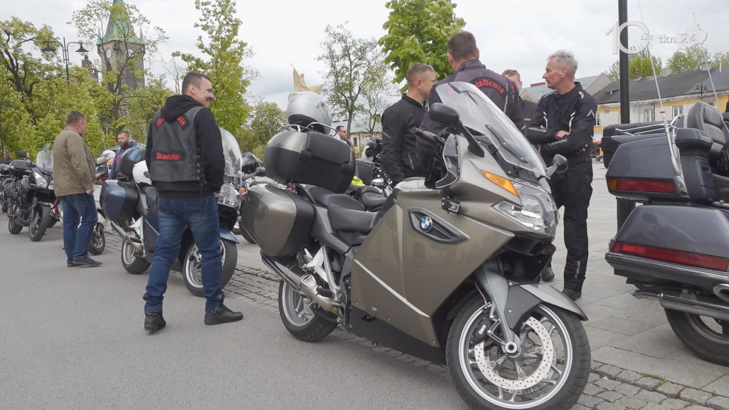 Ryk 250 silników i parada ulicami miasta. Czarna Flota zainaugurowała sezon motocyklowy w Końskich [wideo, zdjęcia]