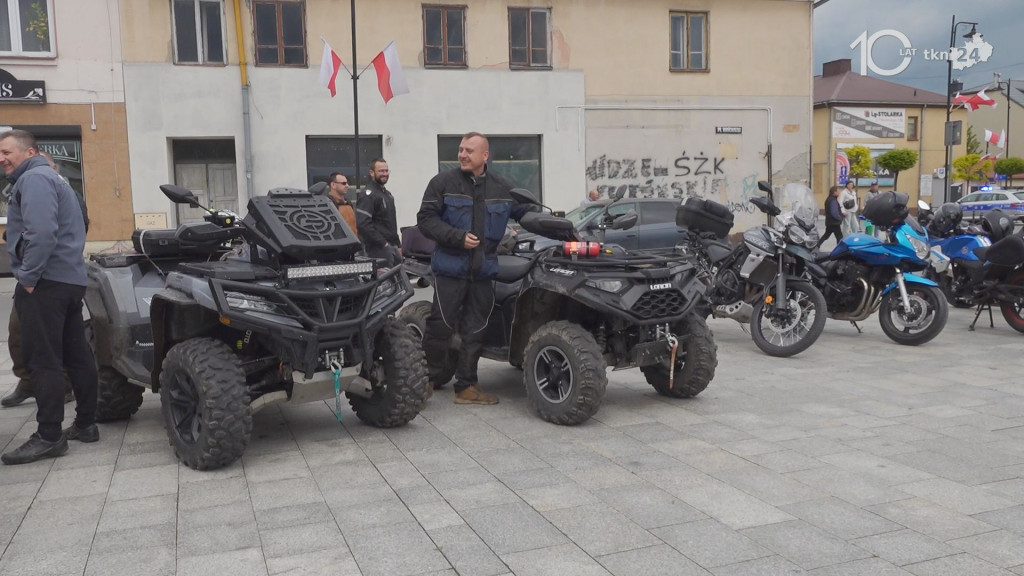 Ryk 250 silników i parada ulicami miasta. Czarna Flota zainaugurowała sezon motocyklowy w Końskich [wideo, zdjęcia]