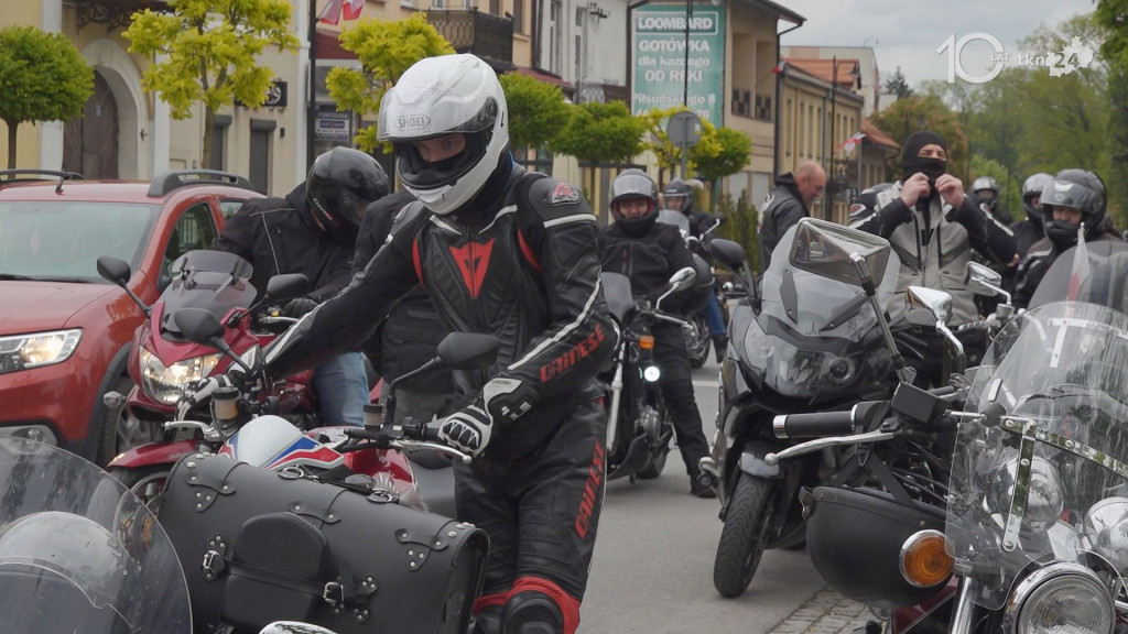 Ryk 250 silników i parada ulicami miasta. Czarna Flota zainaugurowała sezon motocyklowy w Końskich [wideo, zdjęcia]