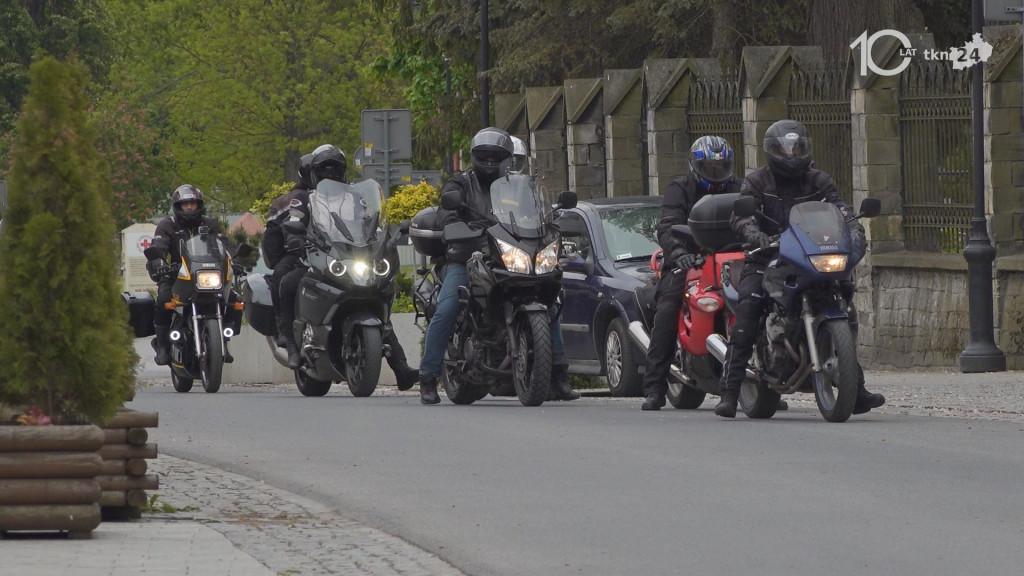 Ryk 250 silników i parada ulicami miasta. Czarna Flota zainaugurowała sezon motocyklowy w Końskich [wideo, zdjęcia]
