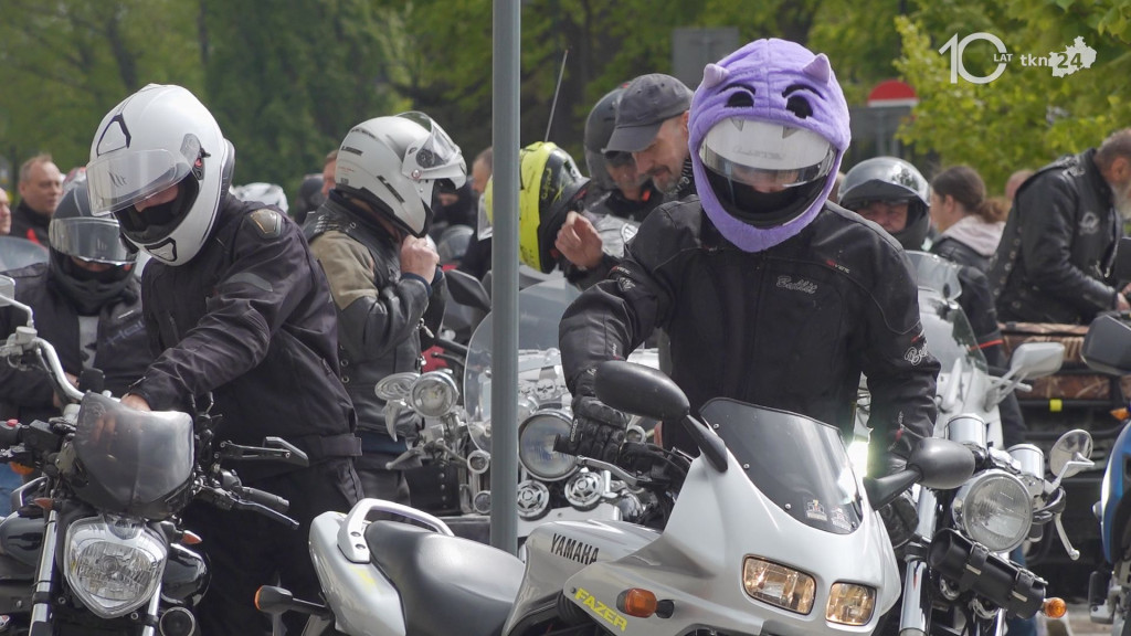Ryk 250 silników i parada ulicami miasta. Czarna Flota zainaugurowała sezon motocyklowy w Końskich [wideo, zdjęcia]
