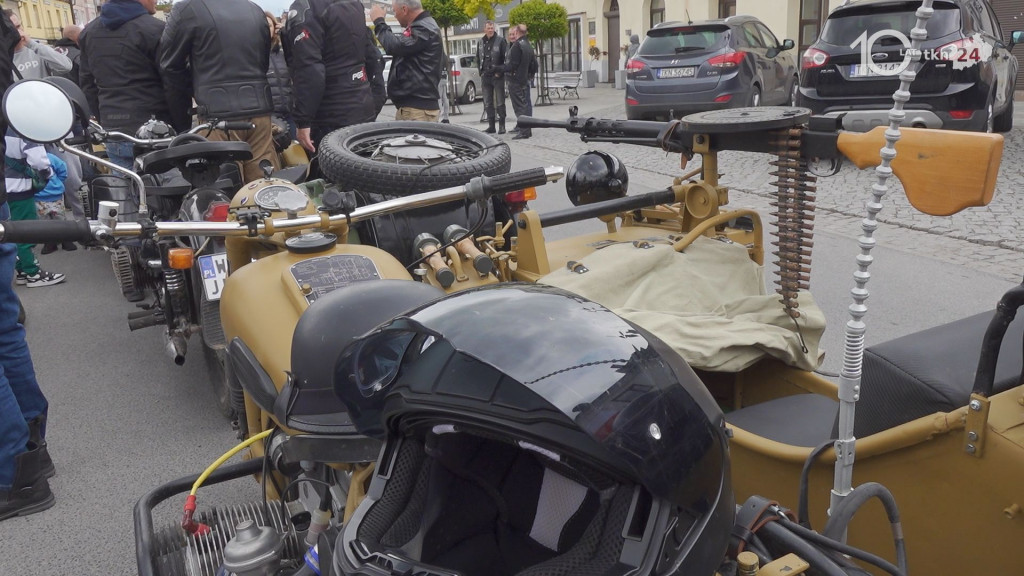 Ryk 250 silników i parada ulicami miasta. Czarna Flota zainaugurowała sezon motocyklowy w Końskich [wideo, zdjęcia]