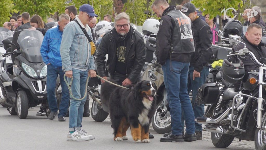 Ryk 250 silników i parada ulicami miasta. Czarna Flota zainaugurowała sezon motocyklowy w Końskich [wideo, zdjęcia]
