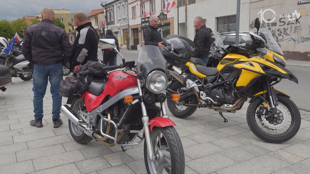Ryk 250 silników i parada ulicami miasta. Czarna Flota zainaugurowała sezon motocyklowy w Końskich [wideo, zdjęcia]