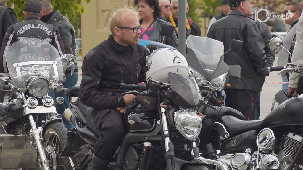Ryk 250 silników i parada ulicami miasta. Czarna Flota zainaugurowała sezon motocyklowy w Końskich [wideo, zdjęcia]